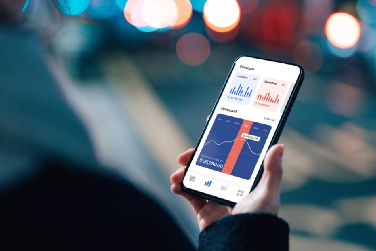 Mujer consultando sus finanzas personales