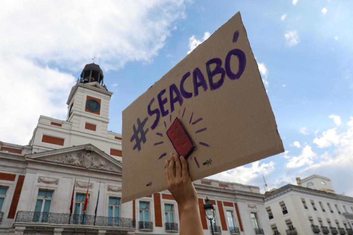 Pancarta con el lema '#Seacabó', que clama por el fin de las violencias sexuales contra las mujeres, popularizado a partir de la agresión sexual de Luis Rubiales a la futbolista Jenni Hermoso.