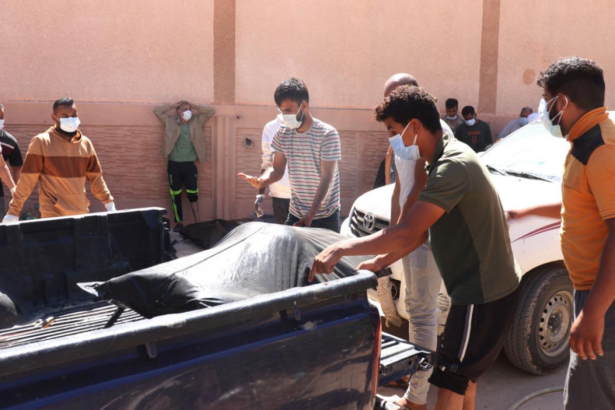 Recogida de cadáveres tras el paso del ciclón Daniel en Libia.