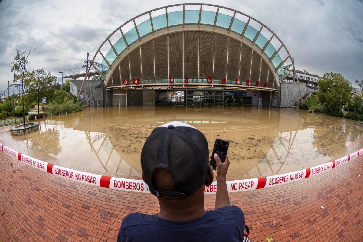 Imagen de la estación de la Garena anegada de agua tras las fuertes lluvias caídas anoche, este viernes, en Alcalá de Henares, Madrid.