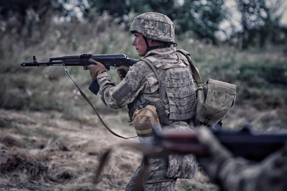 Soldados ucranianos avanzando hacia una posición en algún punto de la operación de contraofensiva del frente este.