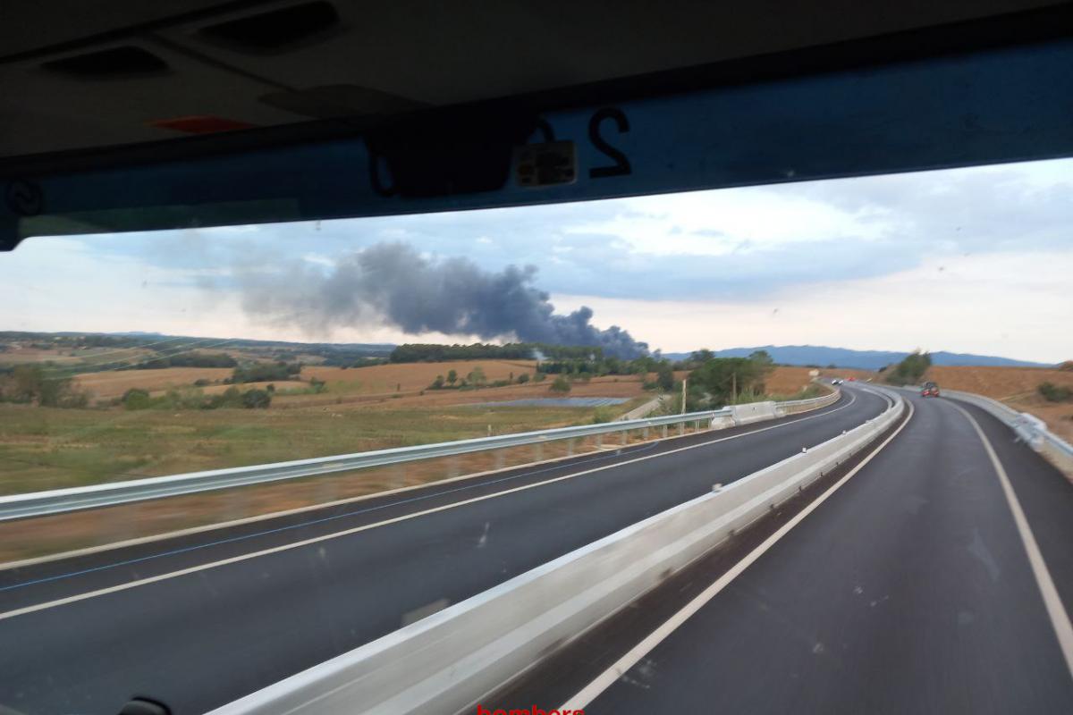 Vista de la columna de humo por el incendio en la explotación ganadera.