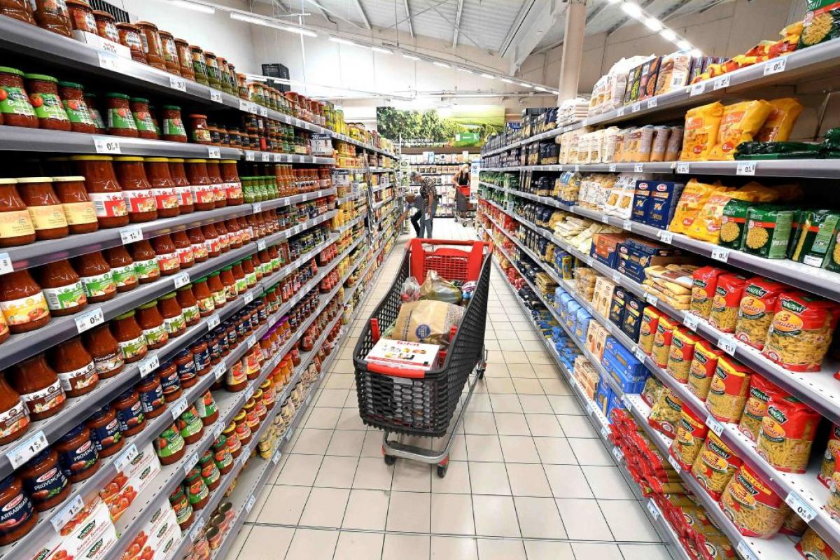 Pasillo de un supermercado en el norte de Francia.