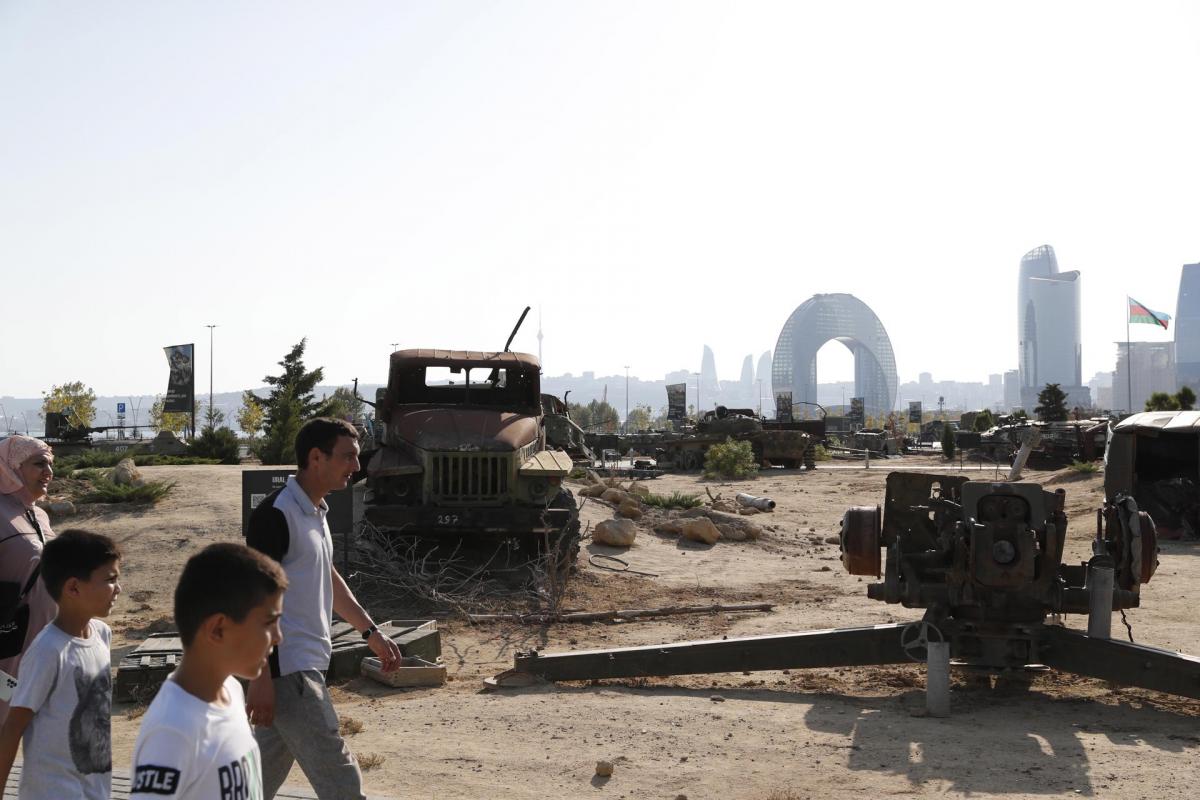 Parque de la capital de Azerbaiyán, Baku, en el que pueden verse restos del último conflicto armado en la zona del Karabaj.
