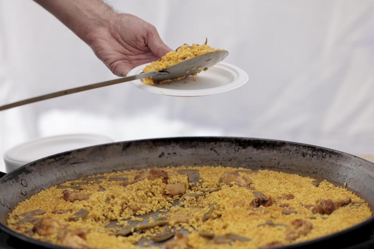 Detalle de una paella durante la final del World Paella Day Cup, iniciativa que pretende dar visibilidad al plato valenciano más internacional y el reconocimiento de la gastronomía valenciana.