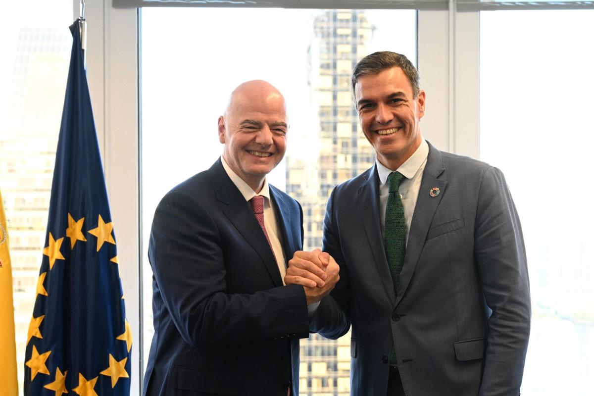 Pedro Sánchez y Gianni Infantino en la imagen compartida en 'X', antes Twitter.