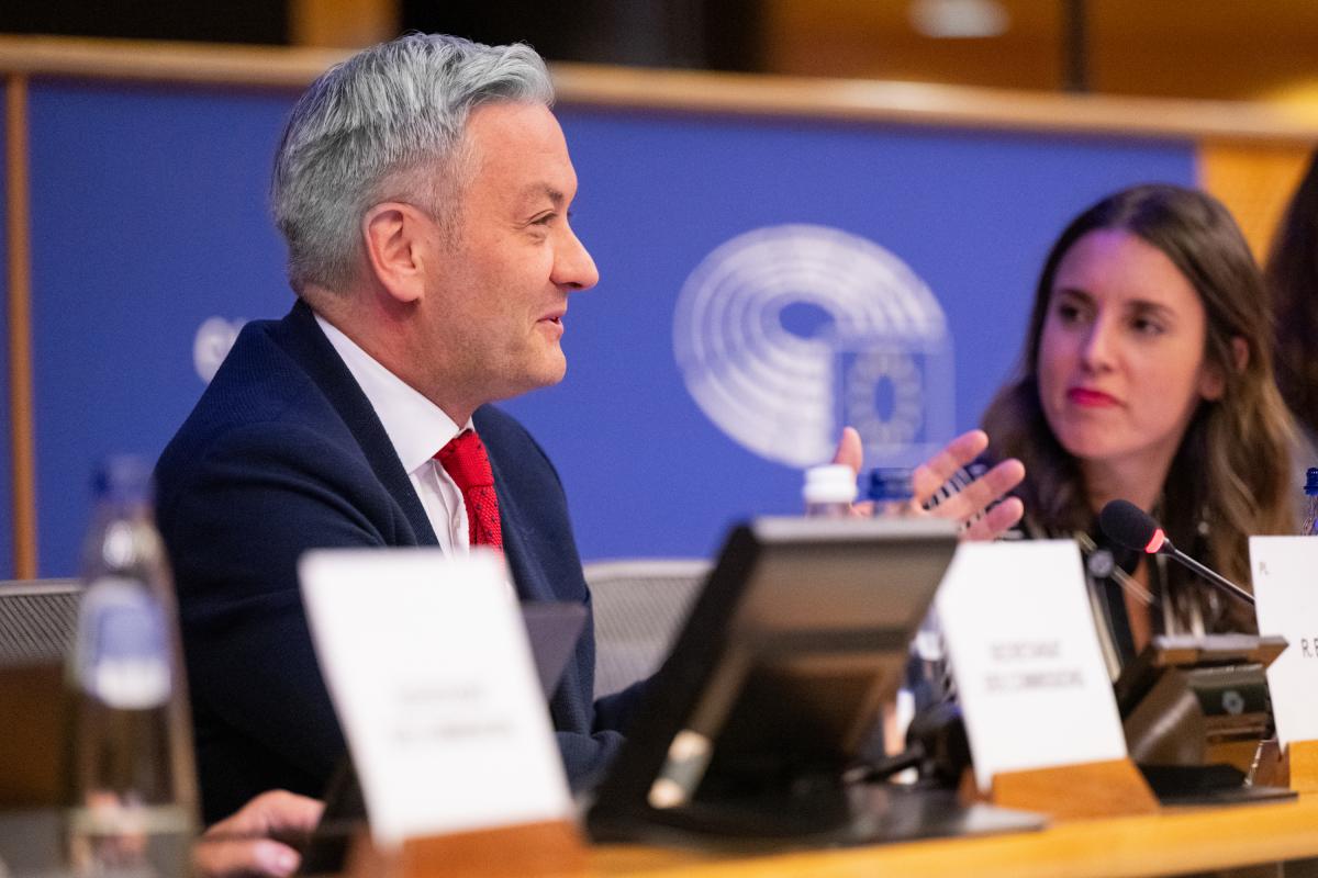 Robert Biedron junto a Irene Montero.