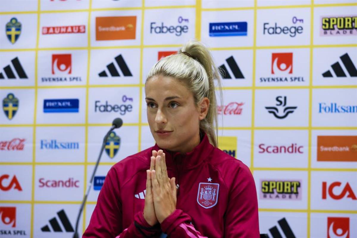 Gesto de Alexia Putellas durante su comparecencia junto a Irene Paredes