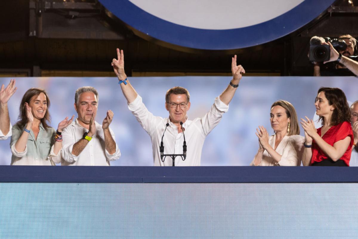 Alberto Núñez Feijóo festeja la victoria electoral en el balcón de la sede del PP de Madrid la noche electoral del 23J.