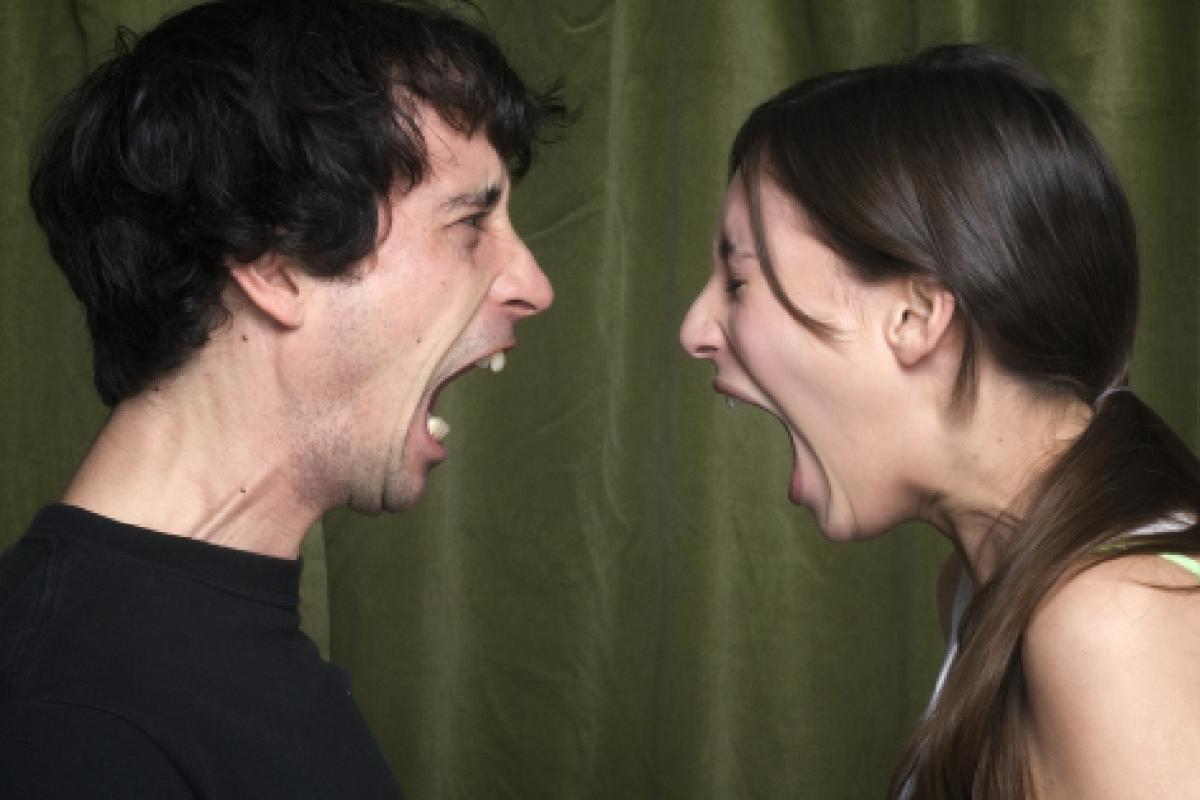 Dos personas peleándose