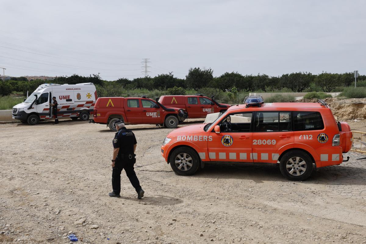 El dispositivo de búsqueda del hombre que fue arrastrado por el agua cuando cruzaba un barranco en Paterna (Valencia)