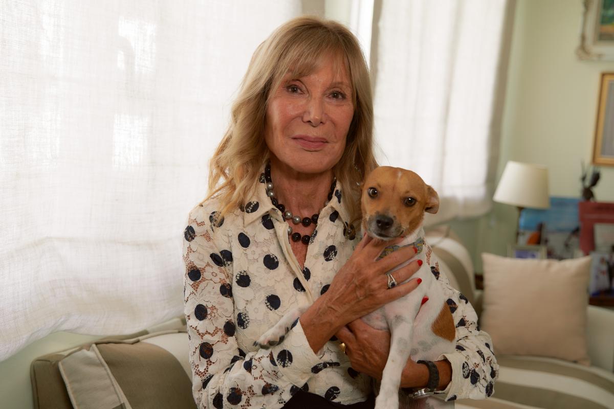 La escritora y periodista Pilar Eyre y Broody, su inseparable compañero.