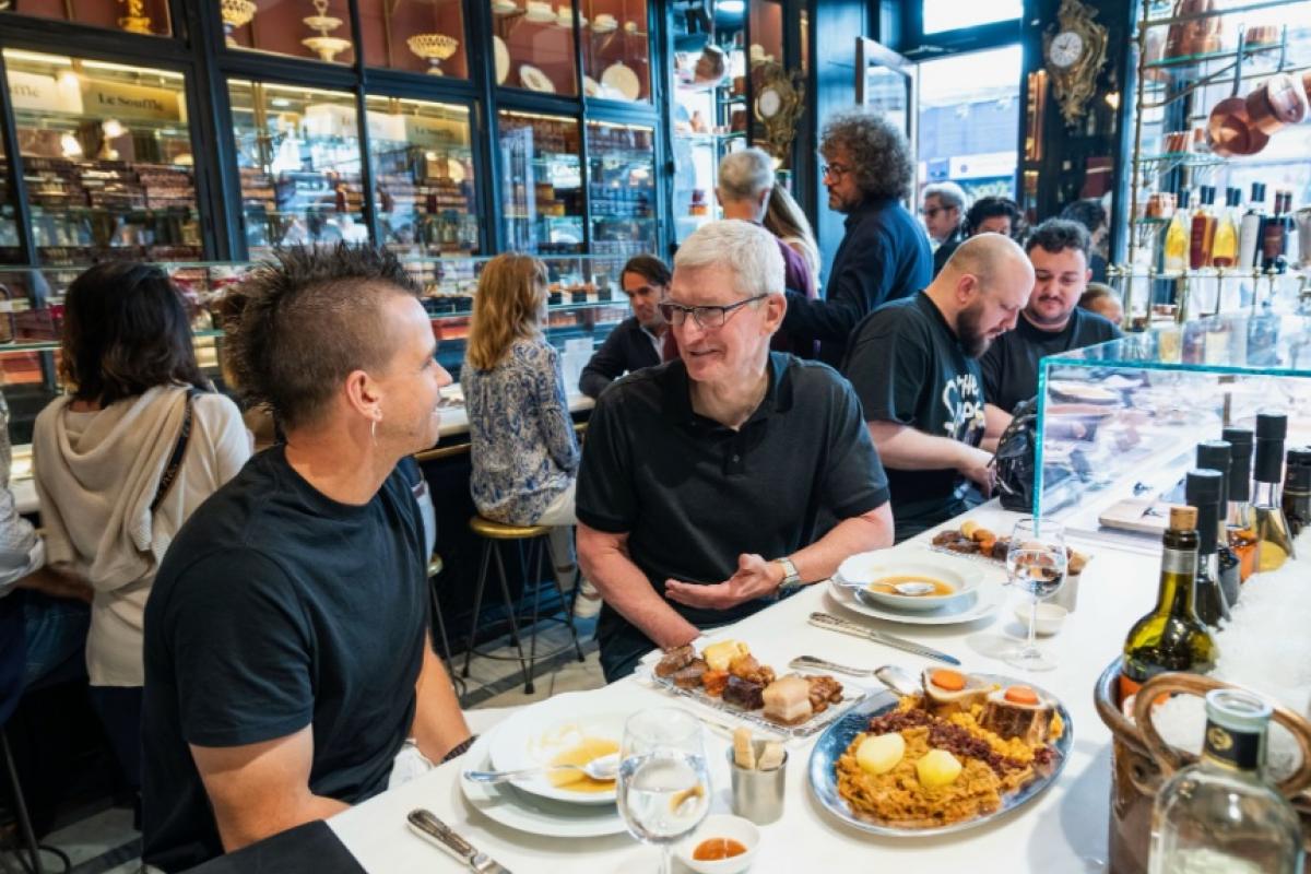 Dabiz Muñoz junto a Tim Cook