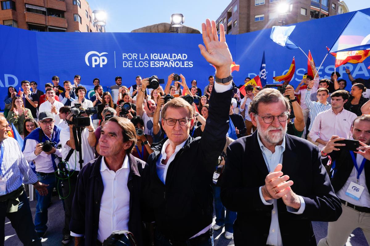 Los expresidentes del Gobierno José María Aznar (i) y Mariano Rajoy (d) junto al líder del Partido Popular, Alberto Núñez-Feijóo.