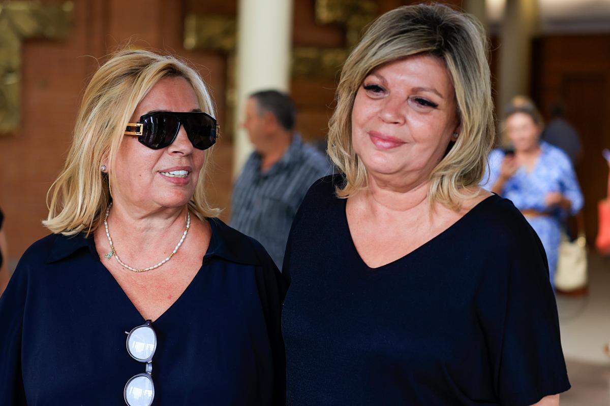 Carmen Borrego y Terelu Campos, el 5 de septiembre de 2023, en el tanatorio tras el fallecimiento de su madre.