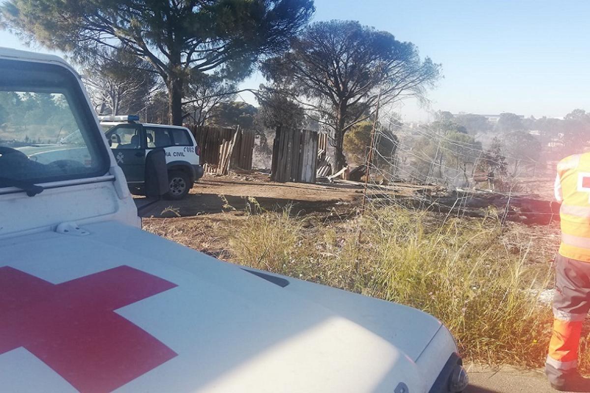 Dispositivo de emergencias desplegado ante el incendio en el asentamiento onubense.