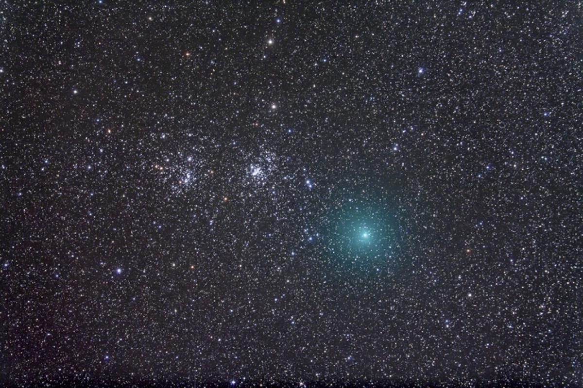 El cometa Hartley, resaltado en una luminiscencia turquesa, durante su paso en octubre de 2010.