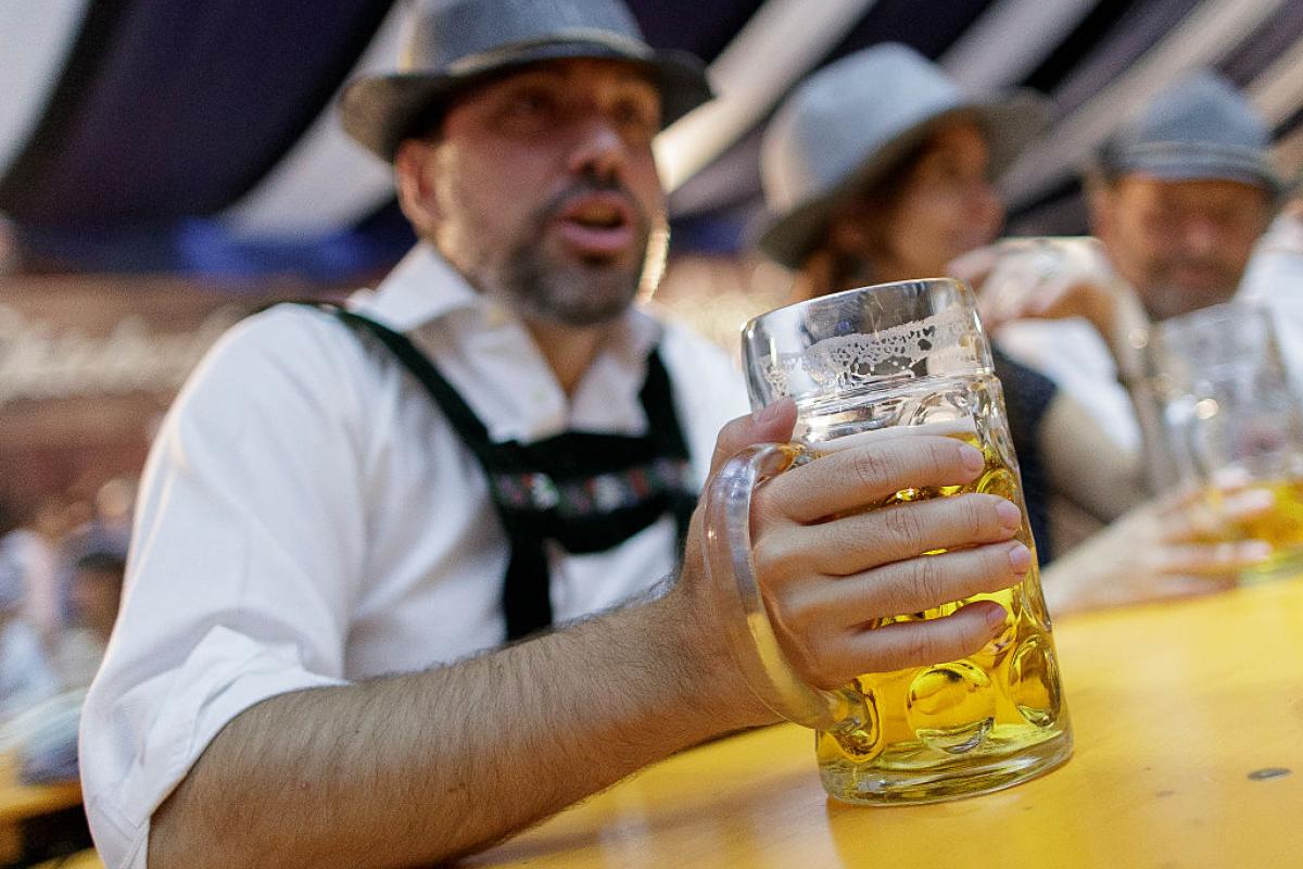Imagen de archivo de un visitante del Paulaner Oktoberfest celebrado en Madrid en 2022.