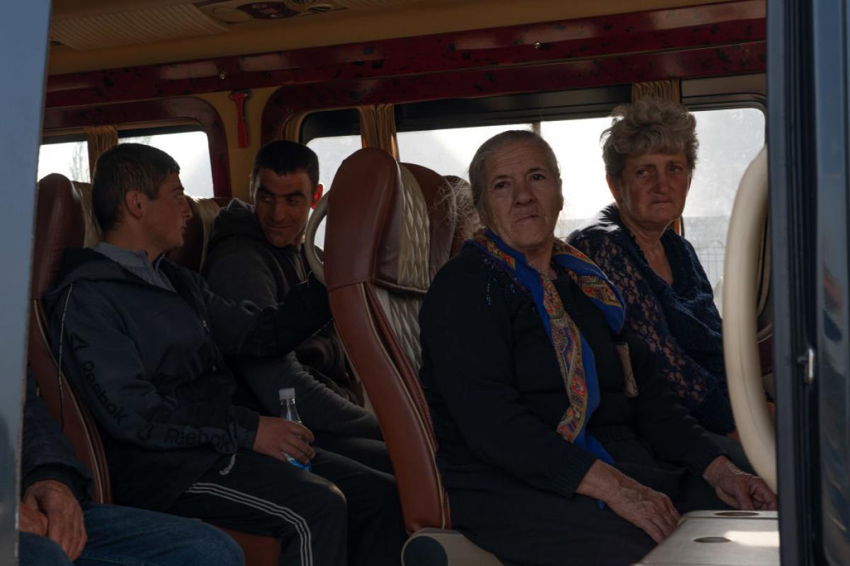 Desplazados de Nagorno Karabaj se dirigen hacia la frontera de Armenia.