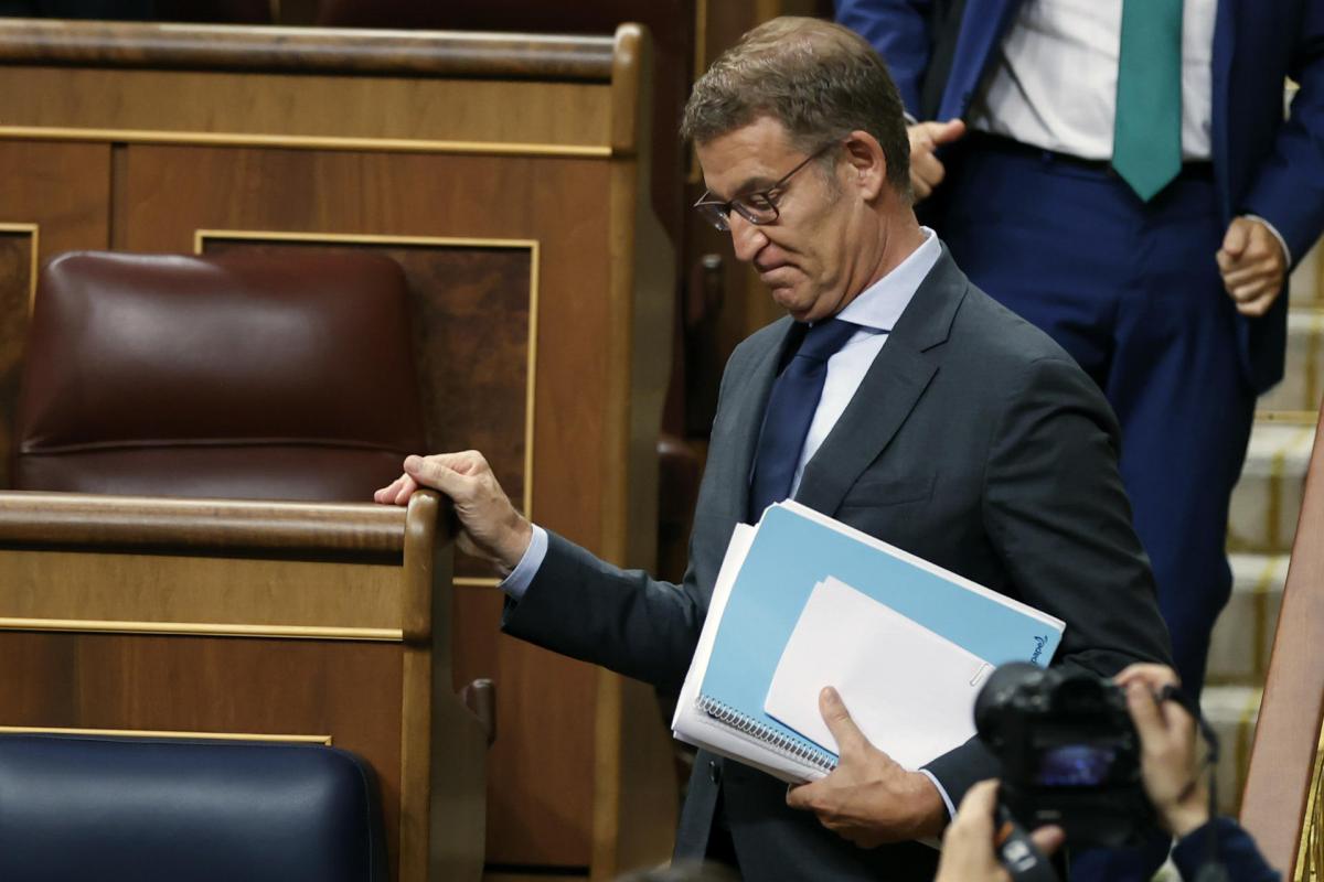 El candidato a la presidencia del Gobierno y presidente del PP, Alberto Núñez Feijóo, tras su intervención en la segunda jornada del debate de su investidura, en el Congreso este miércoles.