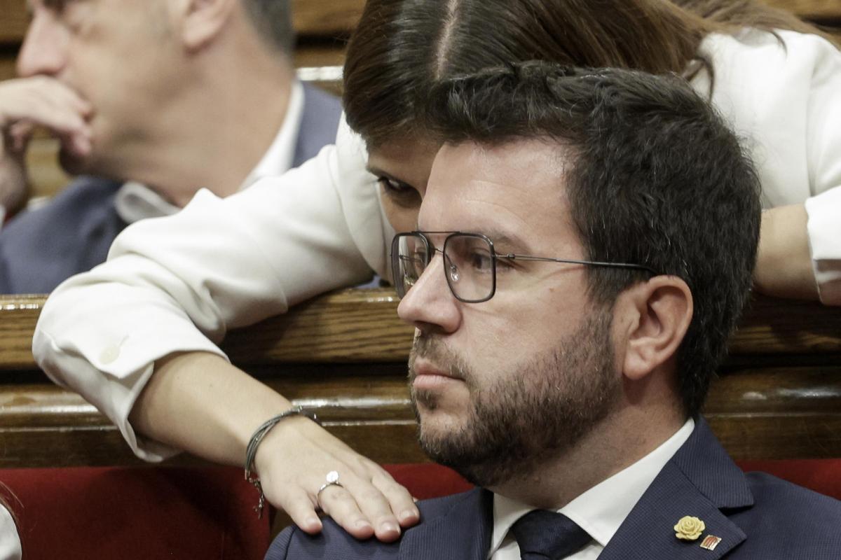 El presidente de la Generalitat, Pere Aragonès, escucha a la portavoz de ERC, Marta Villalta, antes de su intervención inicial en el debate de política general en el Parlament de Catalunya, que se celebra con las negociaciones para la investidura de Pedro Sánchez como telón de fondo, en un momento en el que ERC da por descontada la amnistía e insiste en reclamar un referéndum.