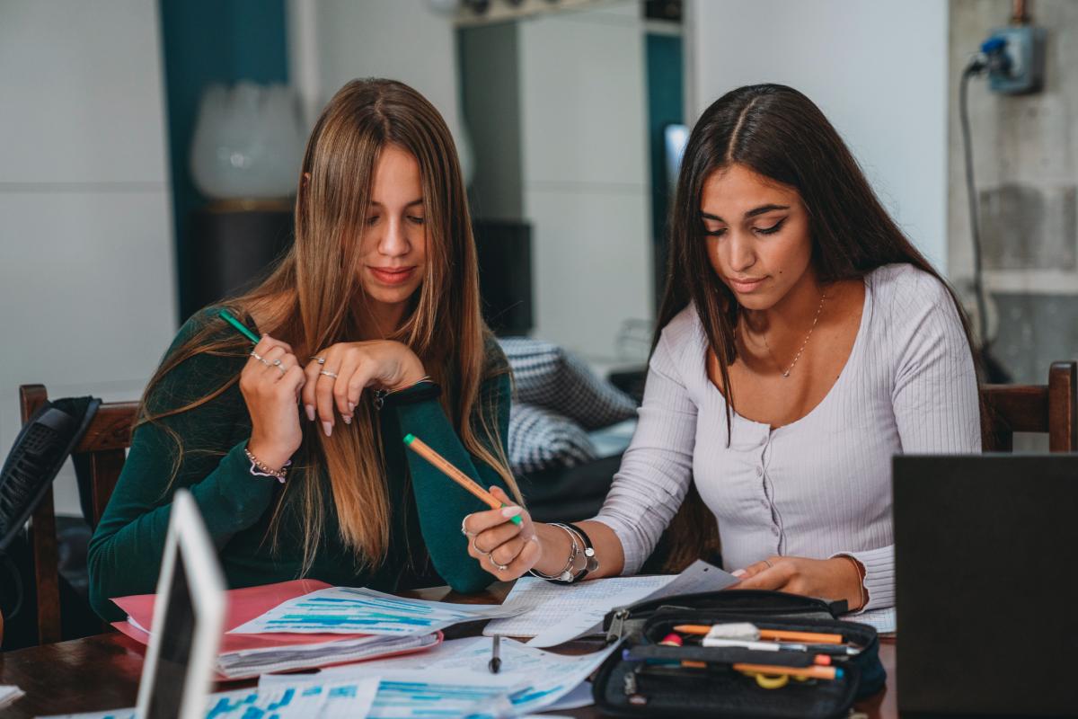 Imagen de archivo de dos alumnas universitarias.