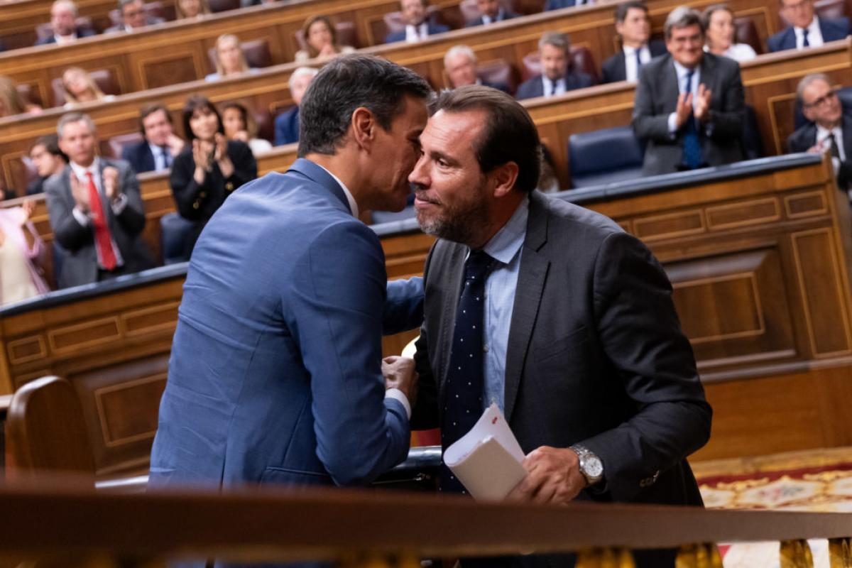 Oscar Puente saluda a Pedro Sánchez después de su discurso en el pleno de investidura.