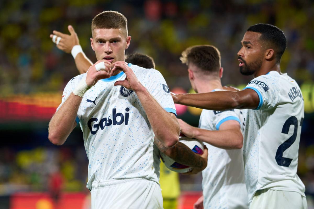 Artem Dovbyk celebra uno de los goles del Girona en Villarreal.