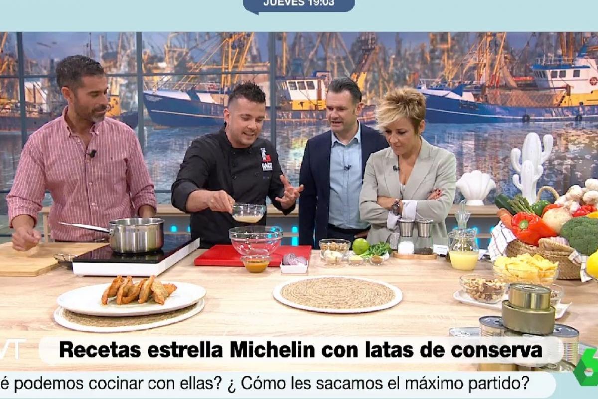 Carlos Maldonado junto a Pablo Ojeda preparando su receta con latas de conserva en Más Vale Tarde de La Sexta.