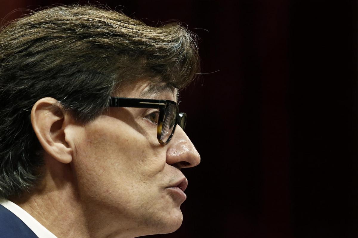 El líder del PSC, Salvador Illa, interviene ante el pleno durante la segunda jornada del debate de política general que se celebra en el Parlament de Cataluña .