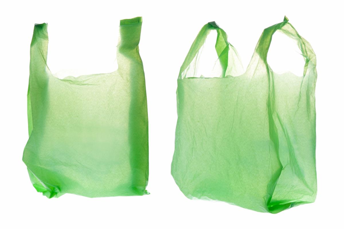 Las bolsas compostables están hechas con fécula vegetal y cuando se descomponen y se convierten en abono.