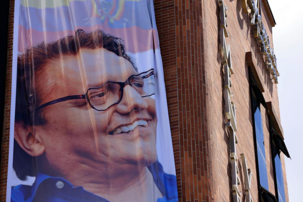 Lona colgada en un edificio de Quito para recordar a Fernando Villavicencio.