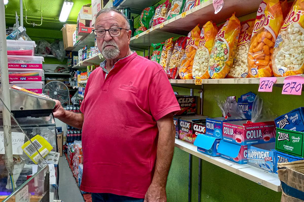 Marcelo García tras el mostrados de su local, donde vende golosinas y todo tipo de comestibles.
