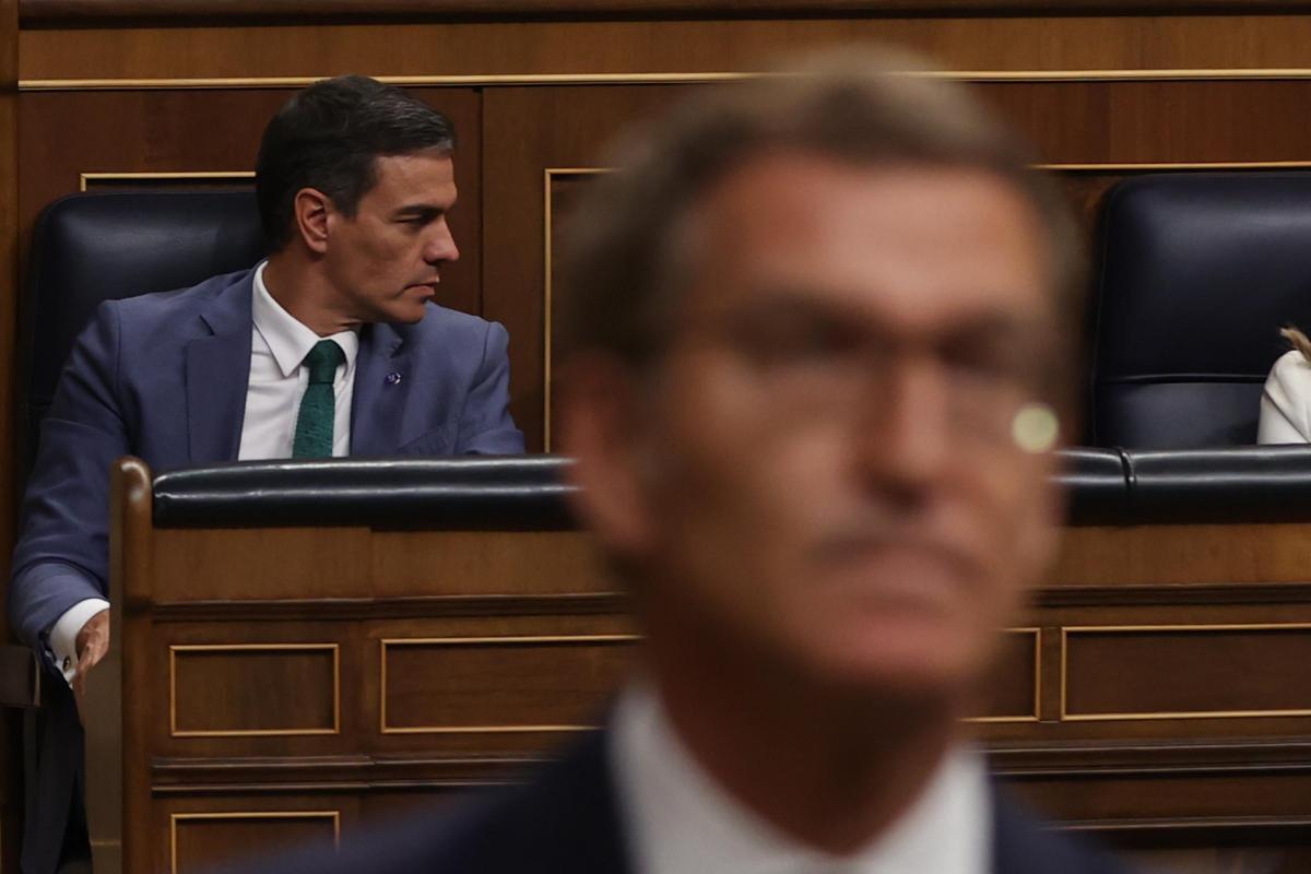 Pedro Sánchez, al fondo, en el primer debate de la sesión de investidura de Feijóo.