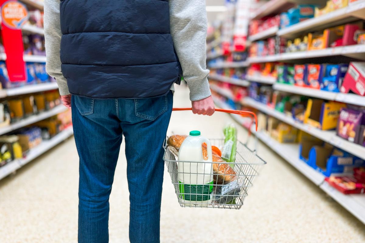 Foto de archivo de un hombre comprando en un supermercado.