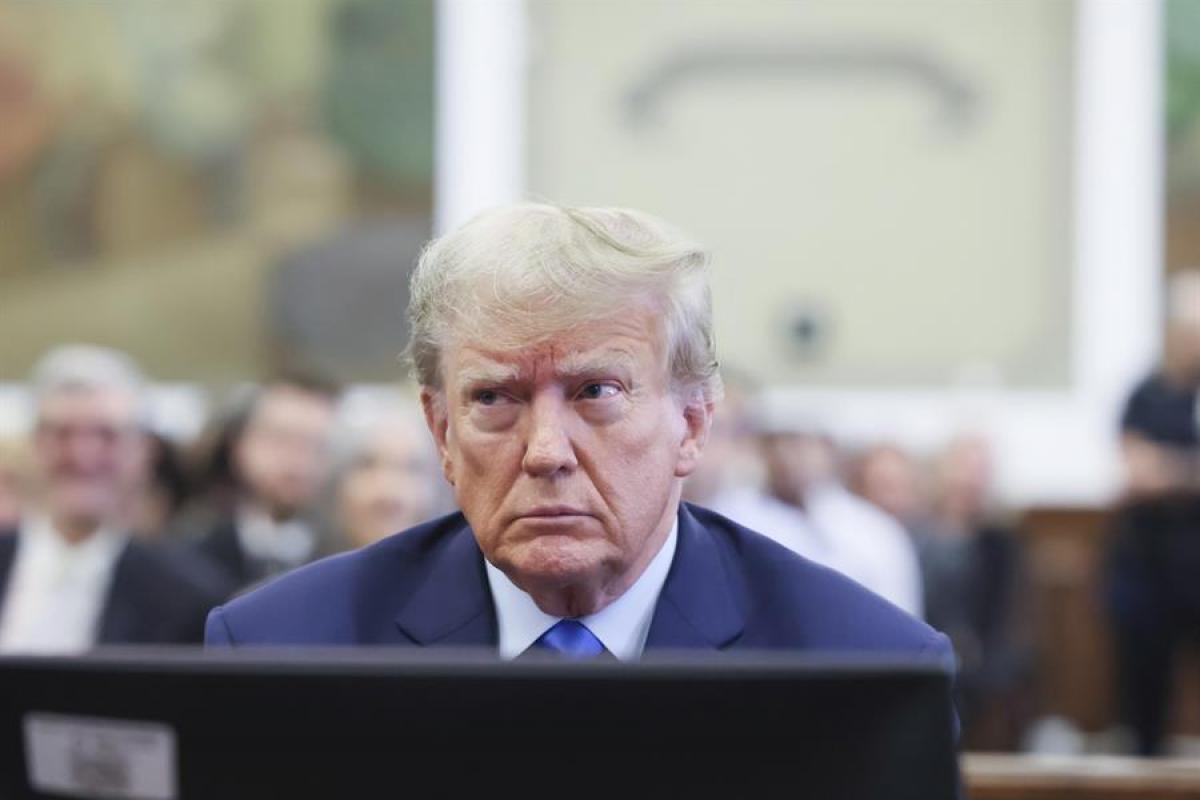 Donald Trump, sentado ante el juez en Nueva York