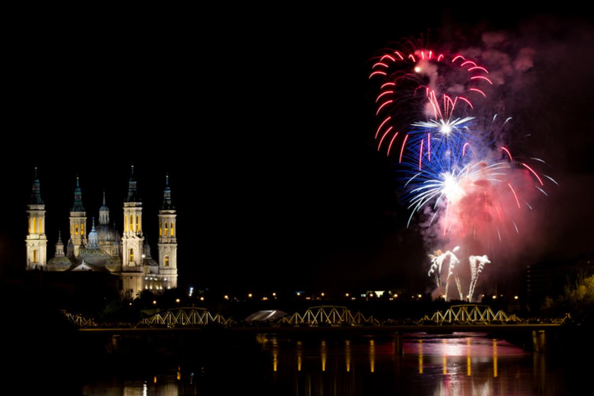 Fuegos artificiales durante las fiestas de El Pilar en Zaragoza en una imagen de archivo.