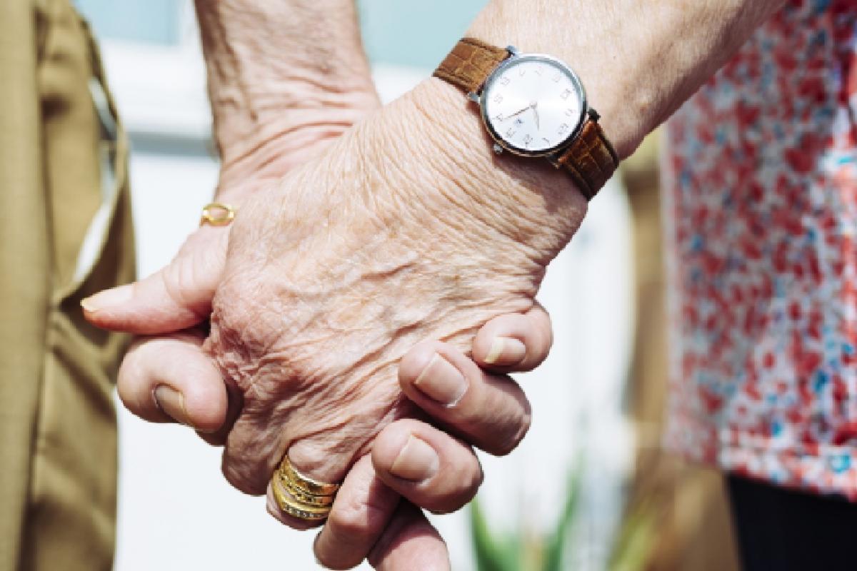 Dos jubilados cogidos de la mano