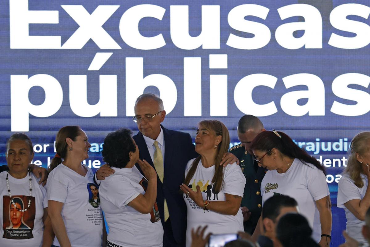 El ministro Iván Velásquez (c), junto a las madres de víctimas de falsos positivos.