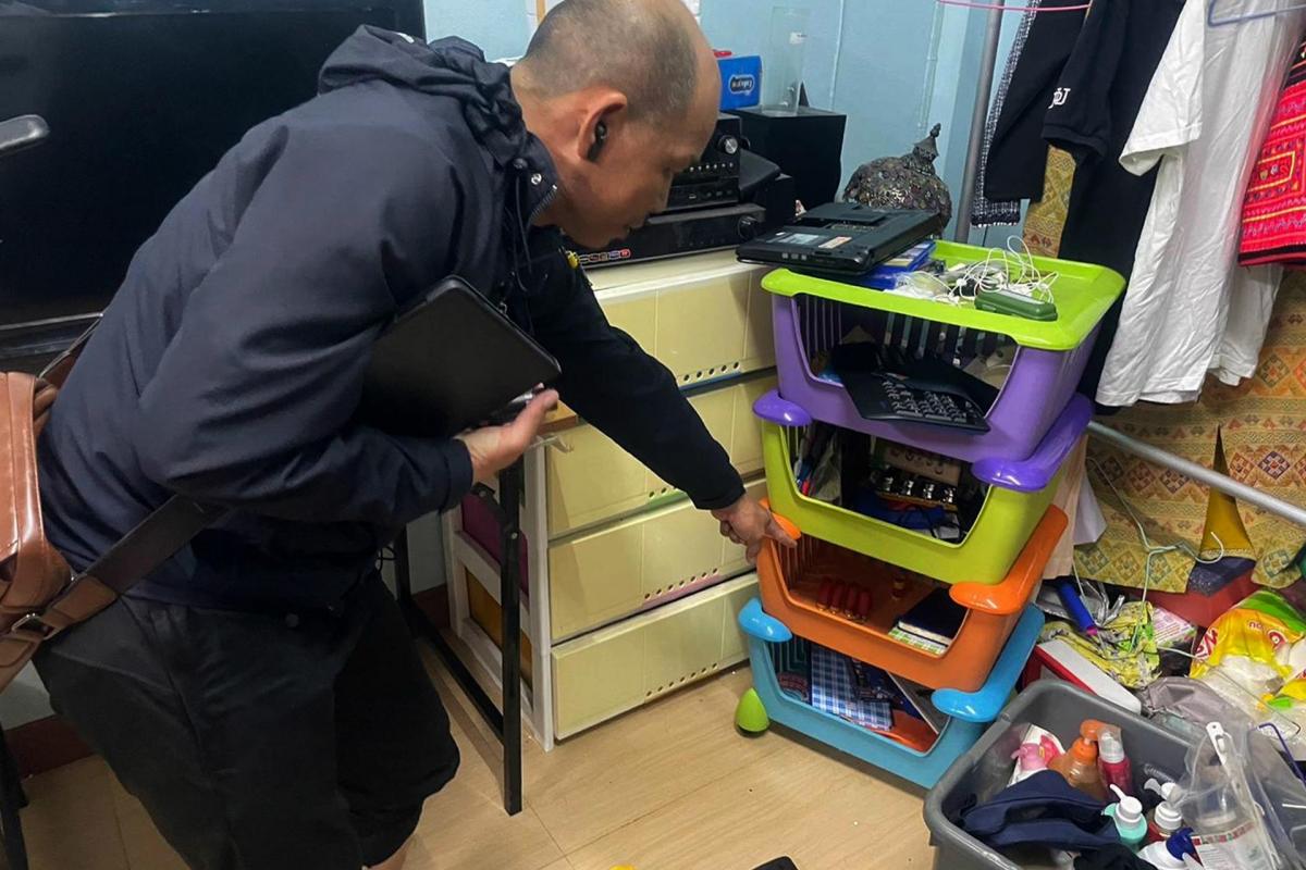 Imagen del registro en la habitación del adolescente que perpetró el tiroteo en un centro comercial de lujo de Bangkok (Tailandia). El agente halla munición.