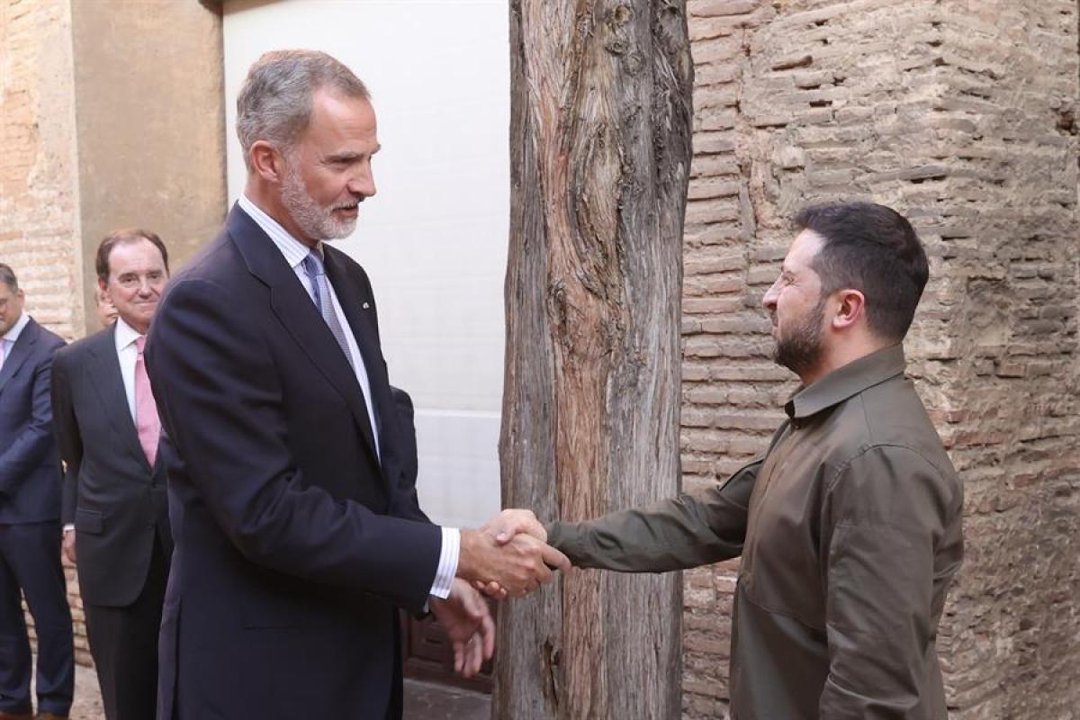 Felipe VI recibe y saluda a Volodimir Zelenski antes de su reunión en Granada