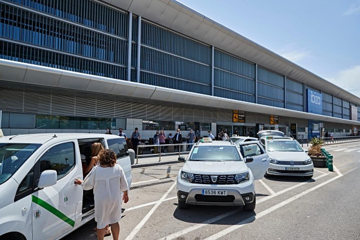 Imagen de archivo de taxis frente al aeropuerto de Ibiza.