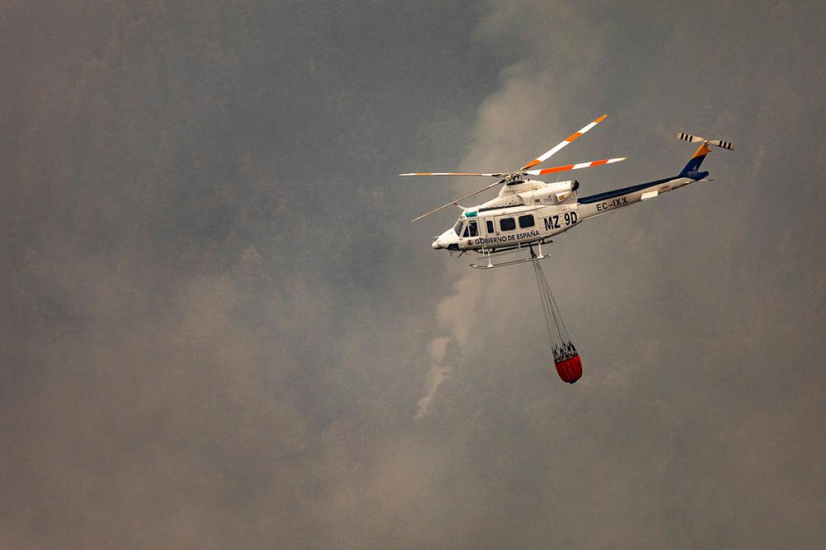 Un helicóptero participa en las labores de extinción del incendio de Tenerife el pasado agosto.