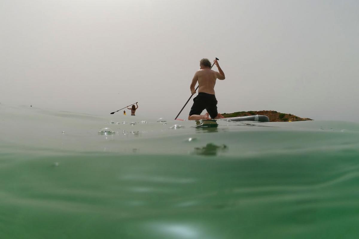 Un turista practica paddle surf en Mallorca.