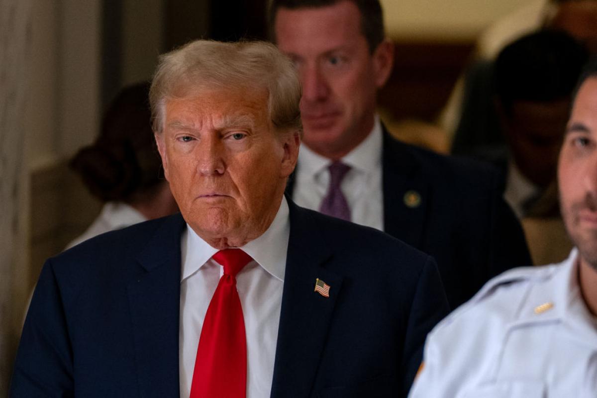 Donald Trump abandona los juzgados de Nueva York en los que asiste a un juicio sobre fraude fiscal.