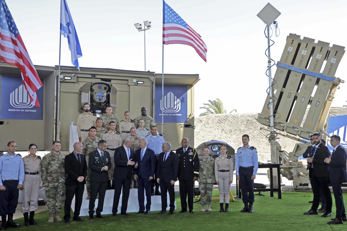 Acto de presentación del sistema láser de defensa antimisiles Iron Beam y Iron Dome, en el aeropuerto israelí Ben Gurion y con la presencia del presidente estadounidense, Joe Biden.
