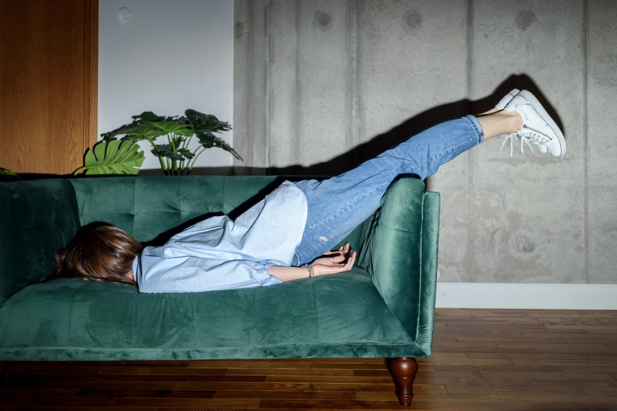 Imagen de archivo de una mujer extremadamente cansada.