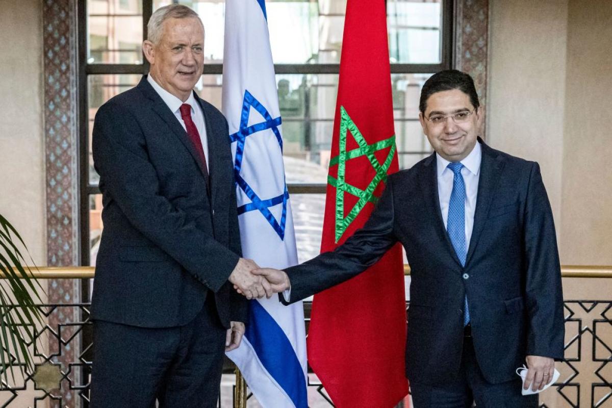 Los ministros de Exteriores de Marruecos (Nasser Bourita, a la derecha) e Israel (Benny Gantz, izquierda) en una reunión en 2021