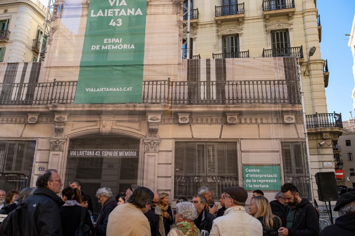 Acto conmemorativo en repulsa por las torturas practicadas por la Policía franquista en la antigua comisaría barcelonesa de Vía Laietana.