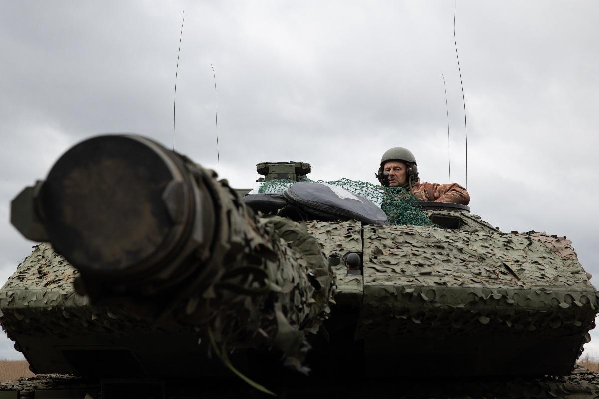 Soldado en un tanque durante la guerra en Ucrania